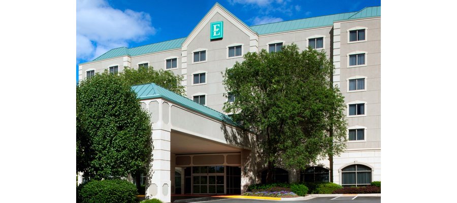 Airport Hotels Contend With Drop in Passengers 