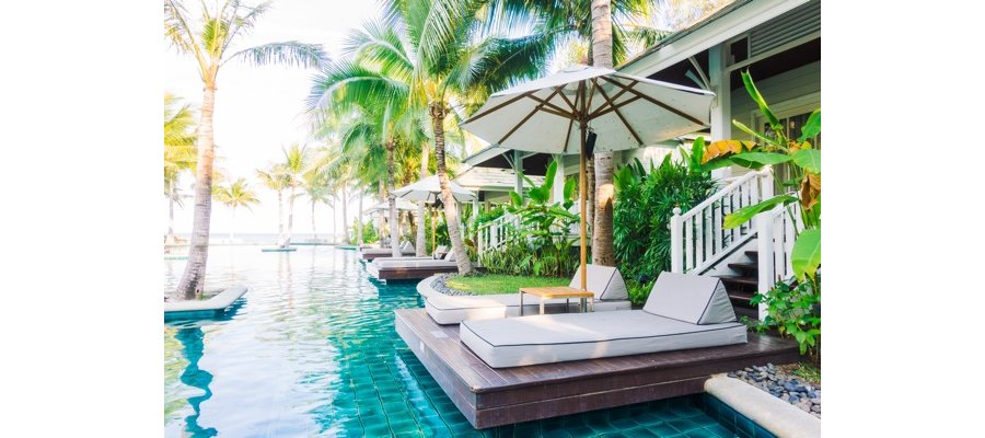 WILL HOTELS EVOLVE AT THE EXTREMES?