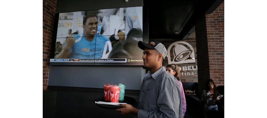 Taco Bell, Chipotle, and other chains pay managers as much as $180,000. Here's what it takes to land a high-earning fast-food job.