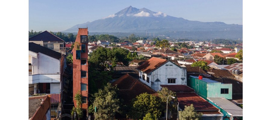 Sahabat Selojene creates 2.8-metre-wide hotel in Indonesia