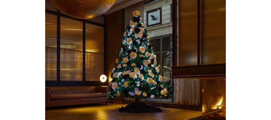 Huishan Zhang Decorates the Londoner Hotel’s Christmas With Black - White Roses
