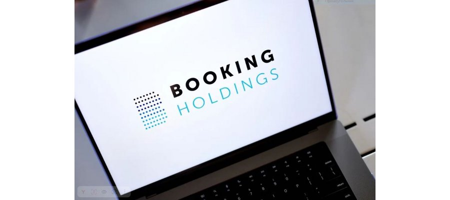 Booking is copying Expedia's most durable asset