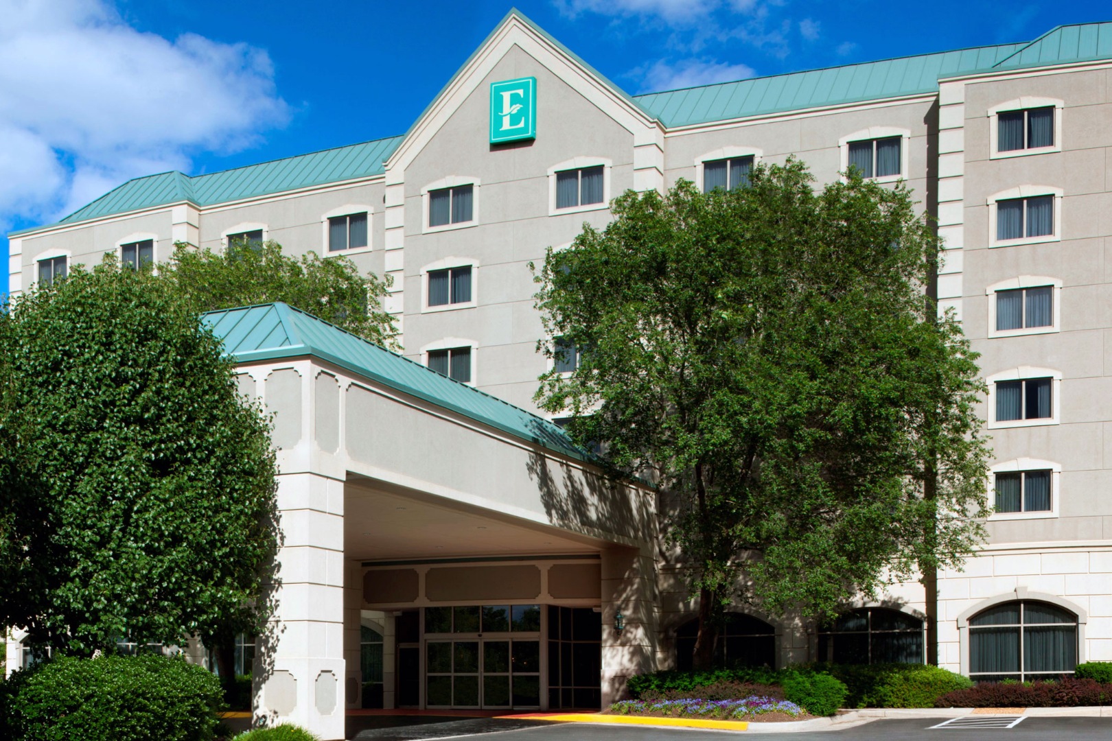 Airport Hotels Contend With Drop in Passengers 