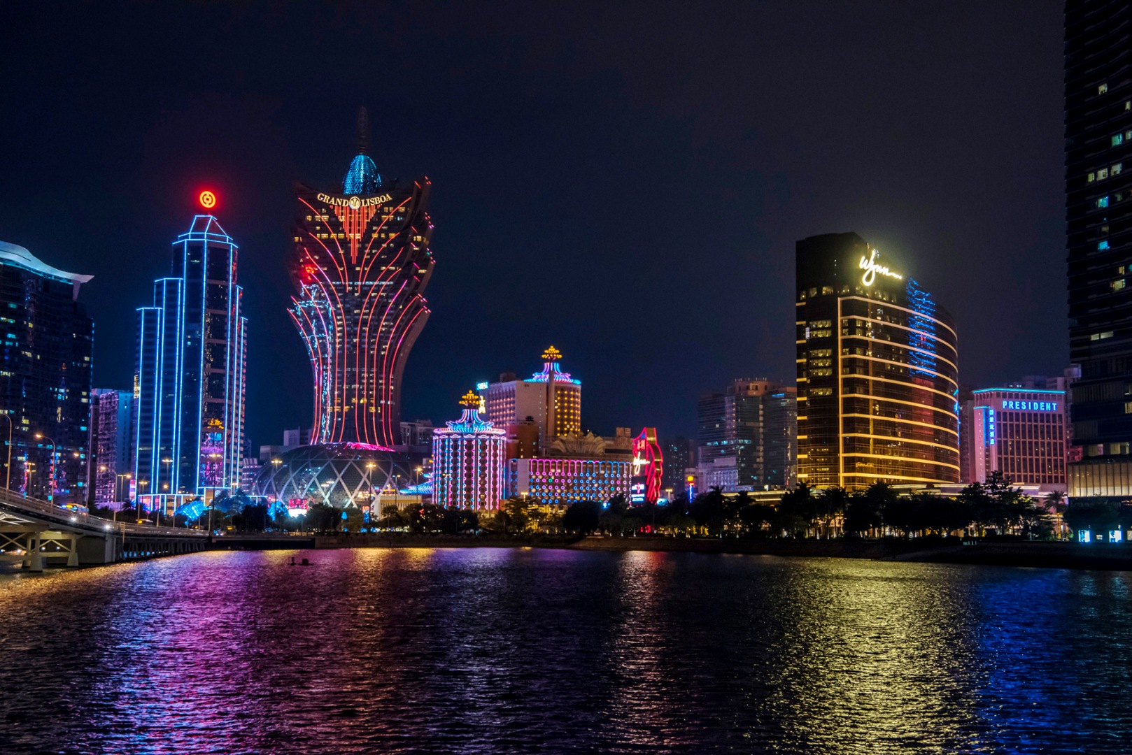 Casino Resorts Look to Diversify Asia Growth Beyond Macau