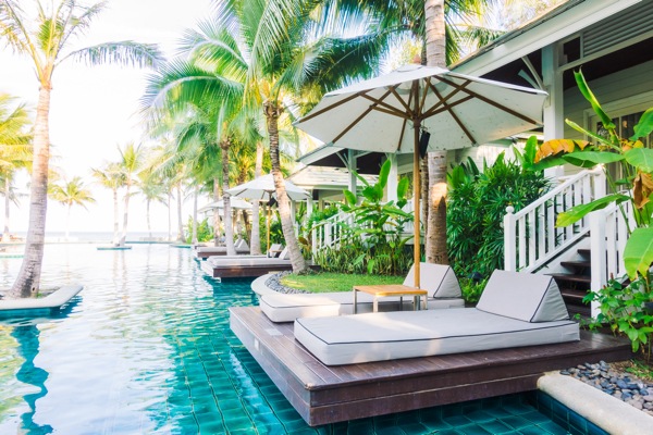 WILL HOTELS EVOLVE AT THE EXTREMES?