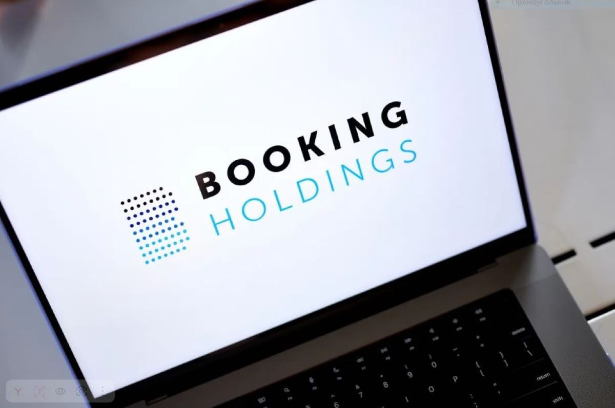 Booking is copying Expedia's most durable asset